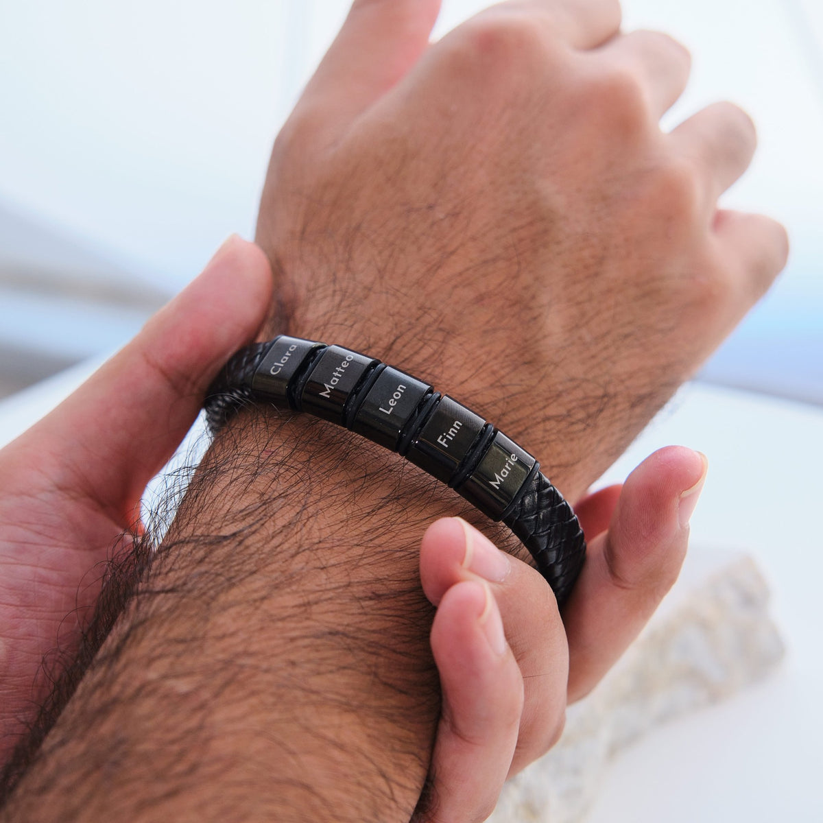 Lederarmband mit gravierten schwarzen Beads - OTANTO