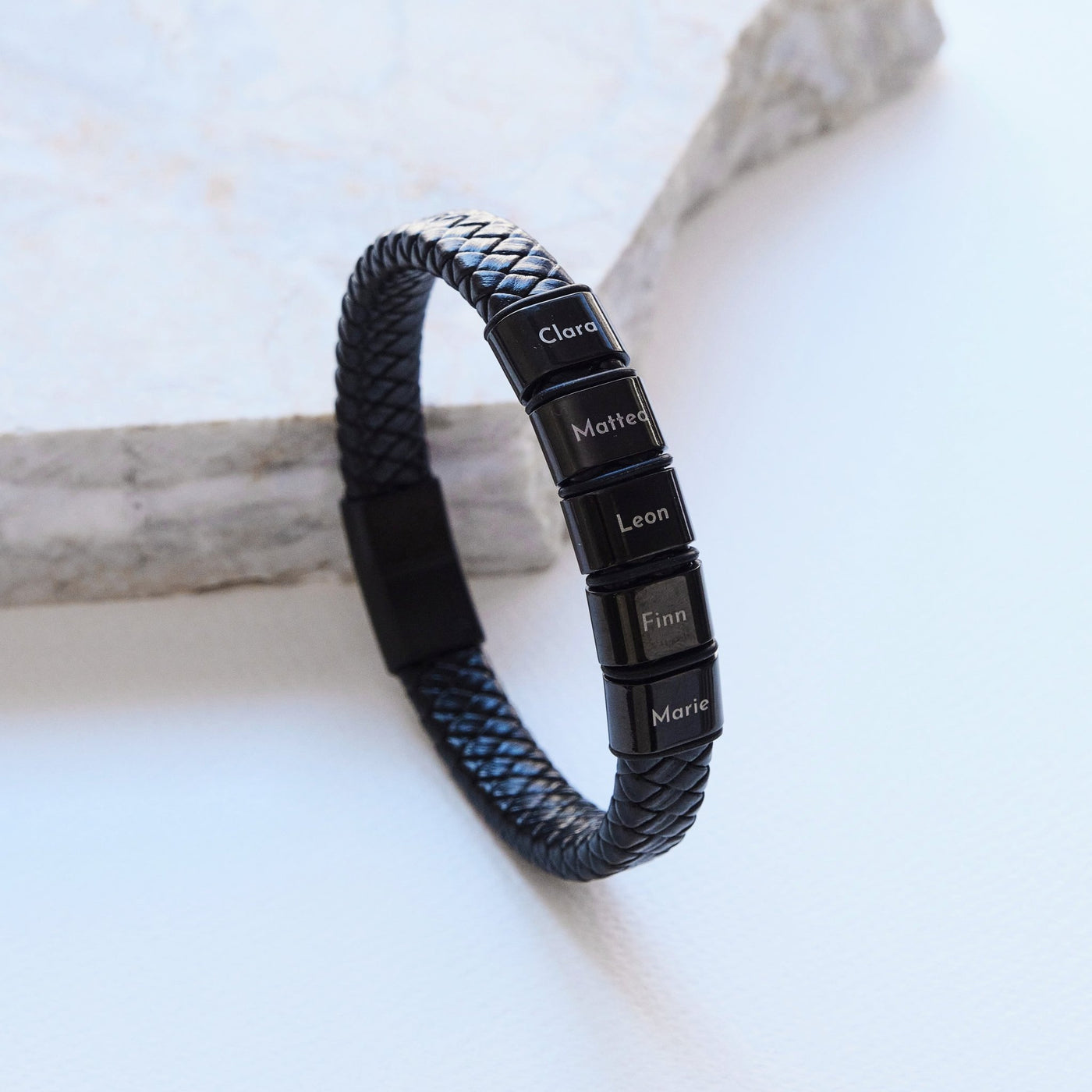 Lederarmband mit gravierten schwarzen Beads - OTANTO