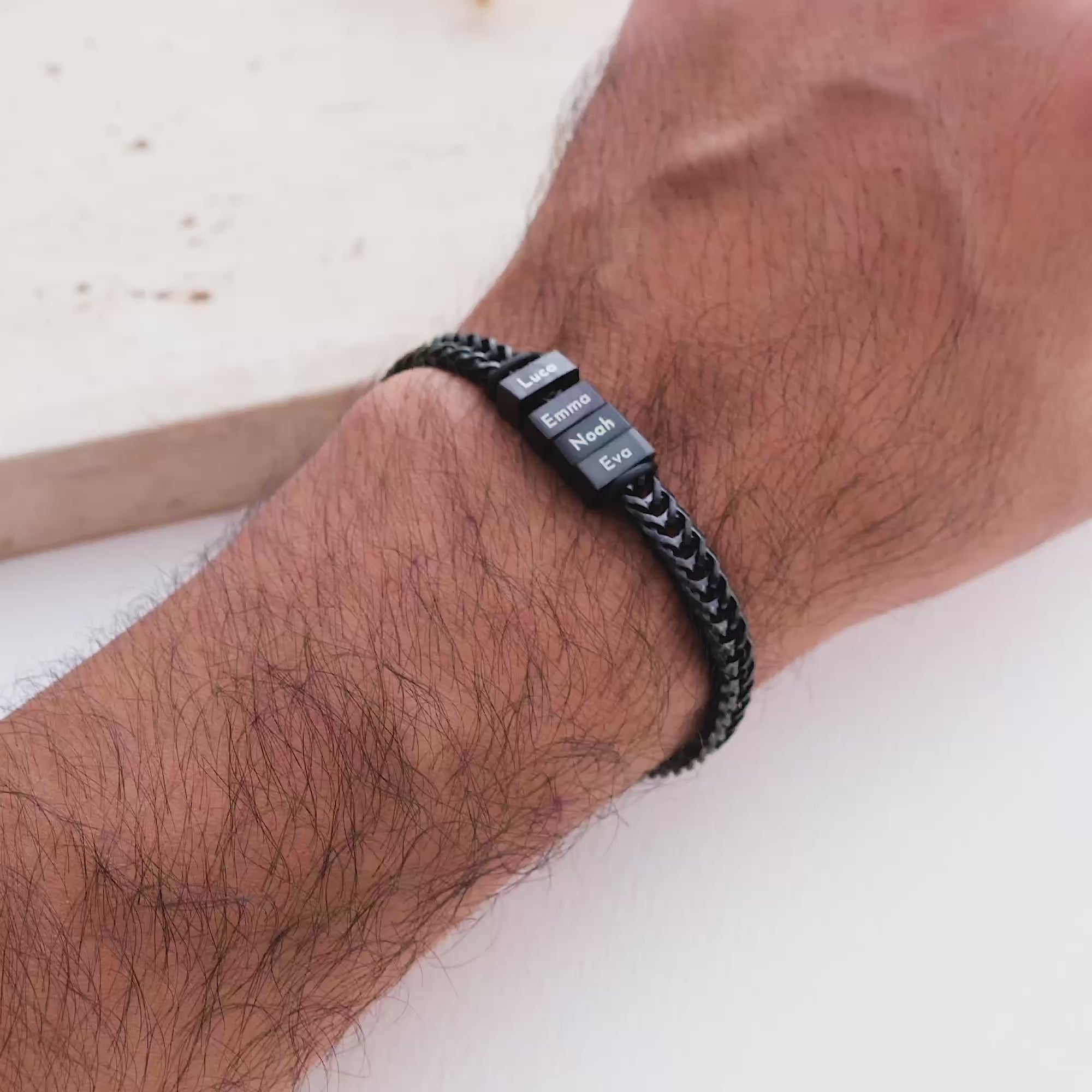 Brazalete retro con cuentas negras grabadas