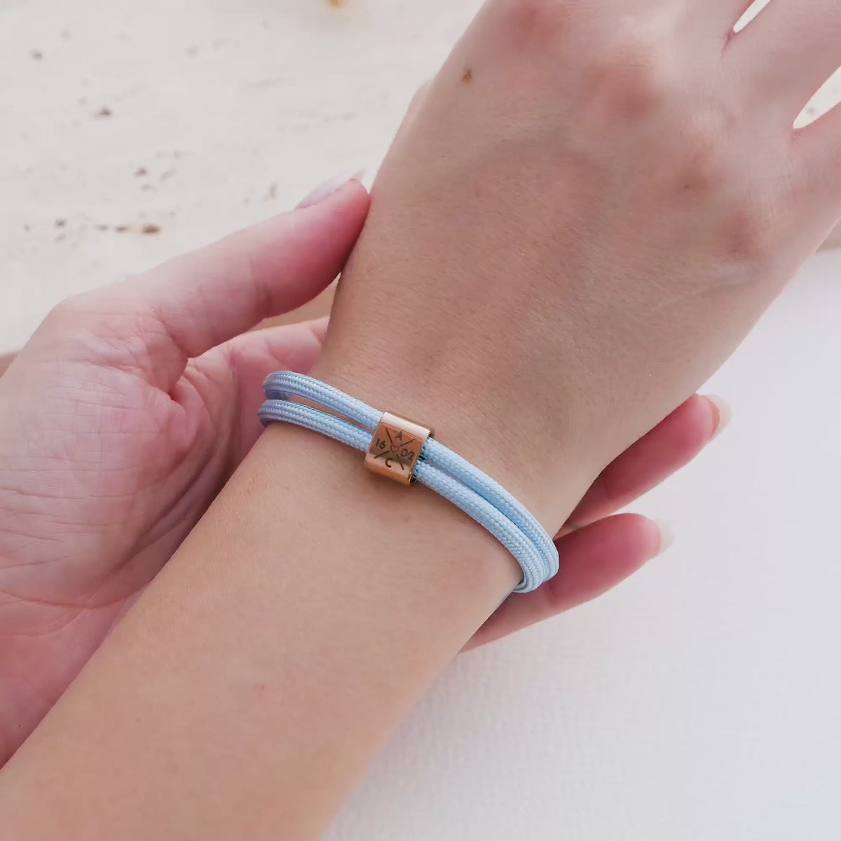 Pulsera de cuentas de cuerda de vela con grabado