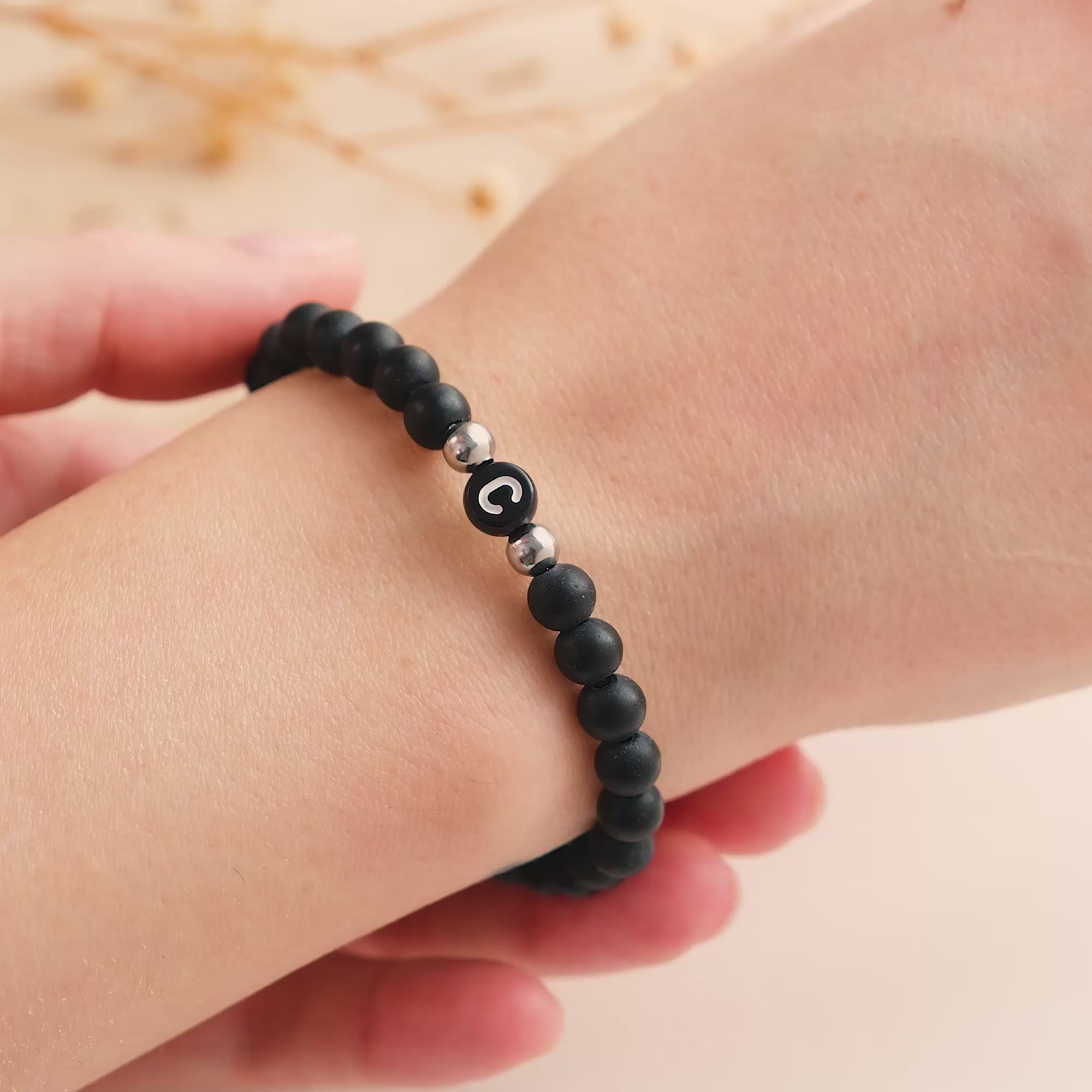Pulsera inicial para pareja con cuentas negras
